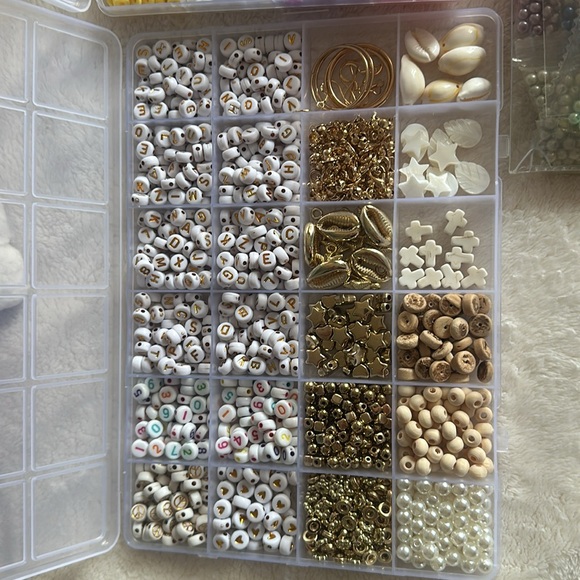 Assorted beads - Picture 2 of 4